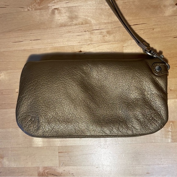 HOBO copper color leather fold in wristlet with kiss lock main closure - Picture 2 of 12